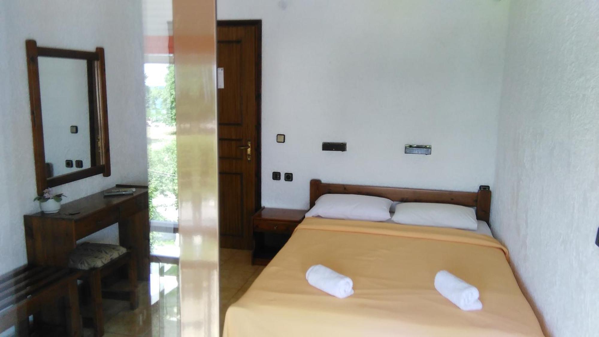Hotel Lefkes Paralía Skotínis Chambre photo
